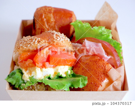 サンドイッチのランチボックス 104370317