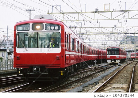 車両基地で入れ替え中の京浜急行電鉄800形（通勤快特 浅草橋表示） 104370344