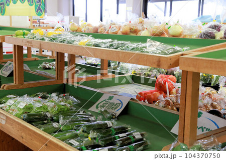 道の駅、色々な野菜、農産物がたくさん陳列された農産物直売所の売り場 道の駅、色々な野菜、農産物がたくさん陳列された農産物直売所の売り場 104370750