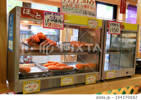 レジ脇の唐揚げなど揚げ物の総菜が並ぶホットスナック、ファストフードレジ横フード 104370882