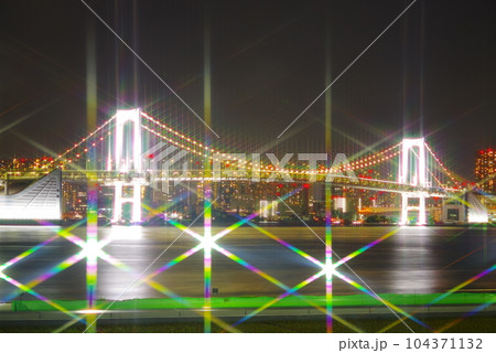 豊洲から望む夜のレインボーブリッジ 104371132