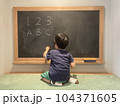 黒板で数字や英文字を勉強する子供 104371605