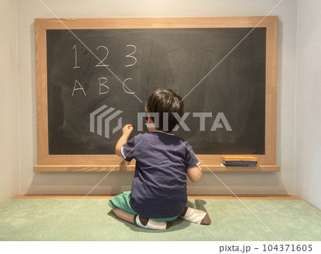 黒板で数字や英文字を勉強する子供 104371605