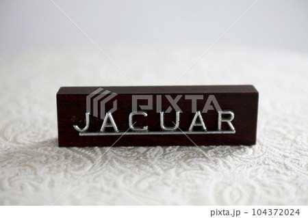 古い英国車のエンブレム　デスクオーナメント、ペーパーウェイト 104372024