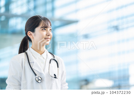 通路を歩く女性の医者。 通路を歩く女性の医者。 104372230