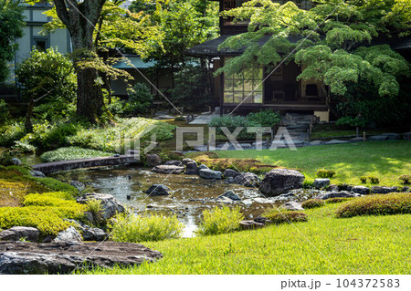 新緑の無鄰菴庭園、母屋を背景に眺める小川治兵衛の庭園 104372583