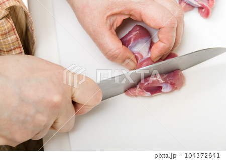 【焼き鳥砂肝の下処理をする主婦　包丁有】 104372641