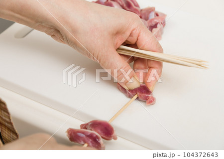 【焼き鳥砂肝の串打ちをする主婦】 【焼き鳥砂肝の串打ちをする主婦】 104372643