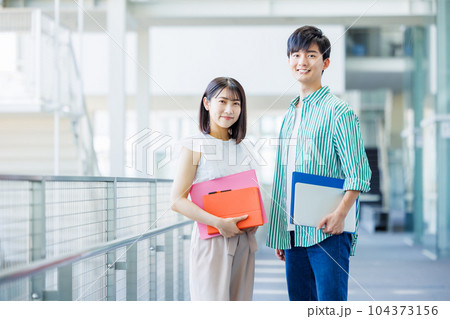校内を歩く男女の大学生 104373156