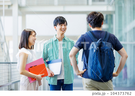 校内を歩く男女の大学生 校内を歩く男女の大学生 104373762