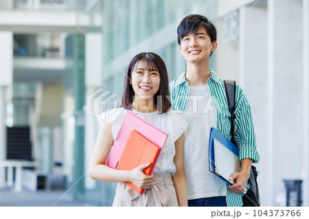 校内を歩く男女の大学生 104373766