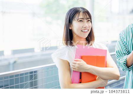校内を歩く女子大生 104373811