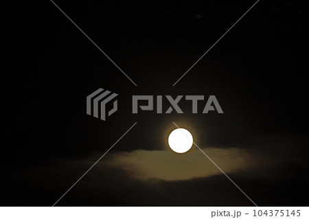 北杜市白州町、雲間に輝く六月の満月ストロベリームーン 北杜市白州町、雲間に輝く六月の満月ストロベリームーン 104375145