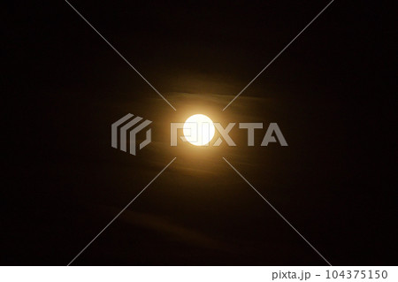 北杜市白州町、雲間に輝く六月の満月ストロベリームーン 104375150