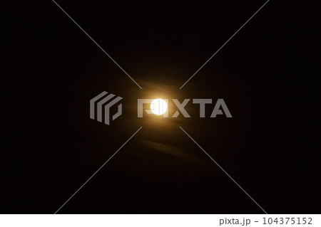 北杜市白州町、雲間に輝く六月の満月ストロベリームーン 北杜市白州町、雲間に輝く六月の満月ストロベリームーン 104375152