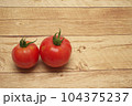 夏野菜(トマト)　左配置　木の背景 104375237