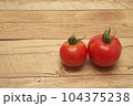 夏野菜(トマト)右配置　木の背景 104375238