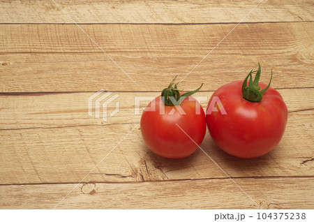夏野菜(トマト)右配置　木の背景 104375238