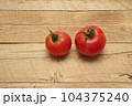 夏野菜(トマト)真ん中　木の背景 104375240