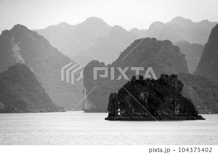 ベトナムの観光地ハロン湾 104375402