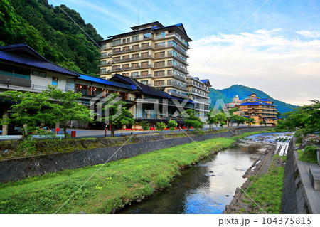 夏の朝温海温泉街風景　温海川 104375815