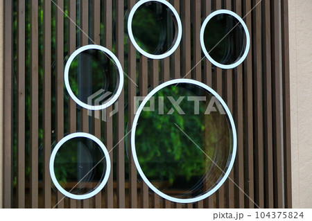 夏の朝温海温泉街風景　かわいい窓 104375824