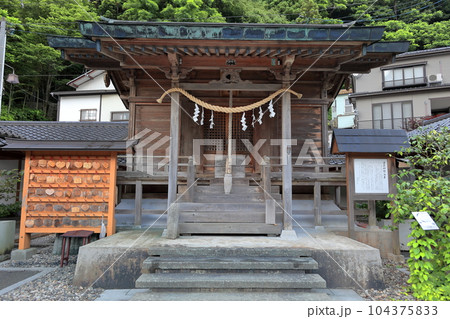 夏の朝温海温泉街風景　温泉神社 104375833