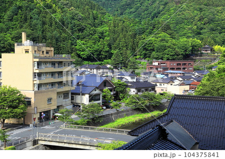 夏の朝温海温泉街風景 104375841