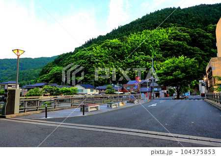 夏の朝温海温泉街風景　温海川橋 104375853