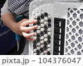 アコーディオンを弾く女性の手 104376047