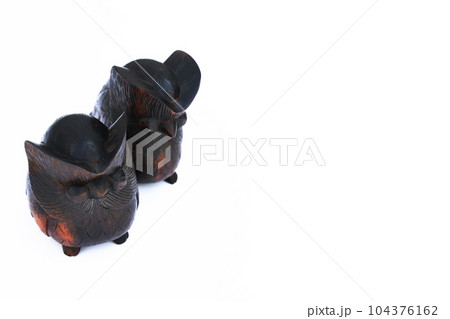 木製フクロウの仲良しカップル 木製フクロウの仲良しカップル 104376162