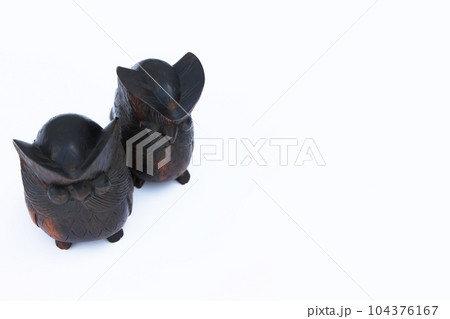 木製フクロウの仲良しカップル 木製フクロウの仲良しカップル 104376167