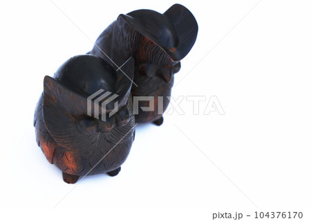 木製フクロウの仲良しカップル 木製フクロウの仲良しカップル 104376170