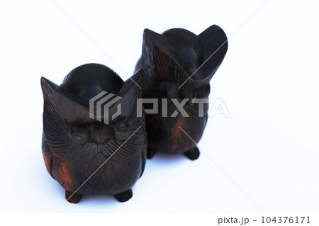 木製フクロウの仲良しカップル 木製フクロウの仲良しカップル 104376171