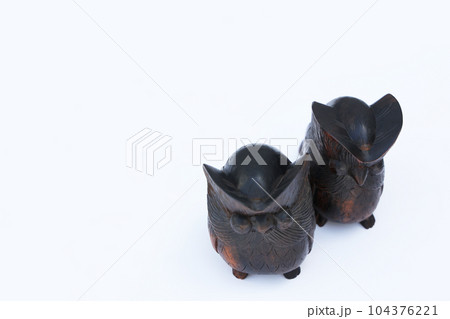木製フクロウの仲良しカップル 木製フクロウの仲良しカップル 104376221