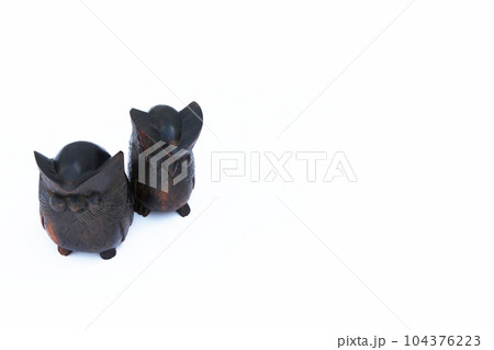 木製フクロウの仲良しカップル 木製フクロウの仲良しカップル 104376223