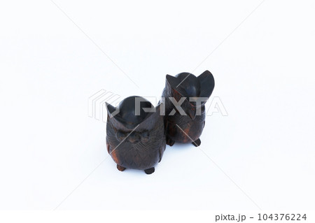 木製フクロウの仲良しカップル 木製フクロウの仲良しカップル 104376224