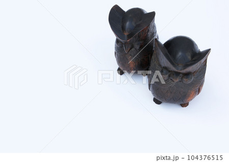 木製フクロウの仲良しカップル 104376515