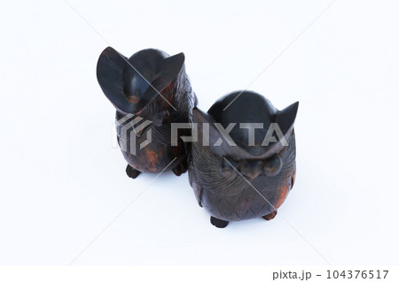 木製フクロウの仲良しカップル 木製フクロウの仲良しカップル 104376517