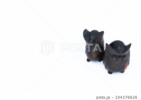 木製フクロウの仲良しカップル 木製フクロウの仲良しカップル 104376626