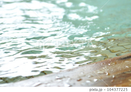 温泉イメージ｜湯面・波 104377225