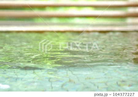 温泉イメージ｜湯面・ゆらぎ 104377227