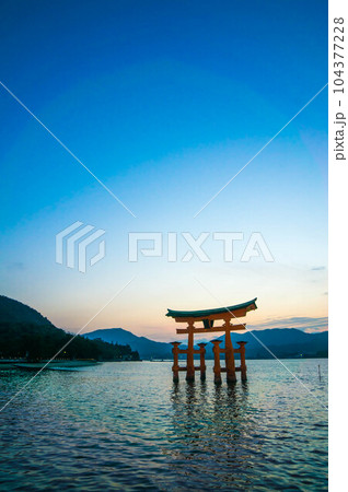 広島 黄昏時の厳島神社を染める美しい空のグラデーション 104377228