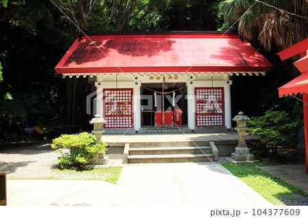 海岸近くにある御崎神社 海岸近くにある御崎神社 104377609