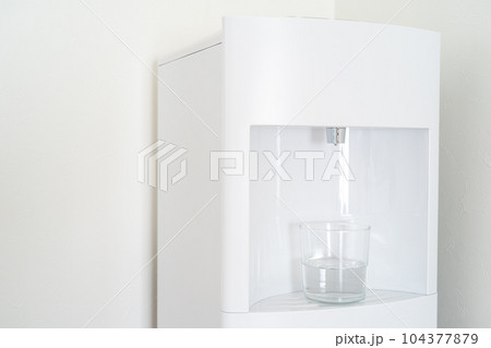 白のウォーターサーバーとコップ 白のウォーターサーバーとコップ 104377879