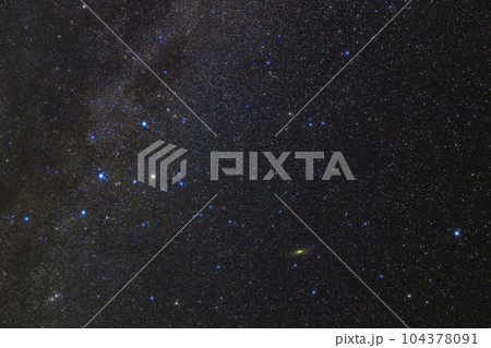 秋の星空　カシオペア座とアンドロメダ銀河 104378091