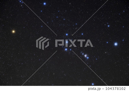 秋の星空　冬の星座オリオン座のアップ 104378102