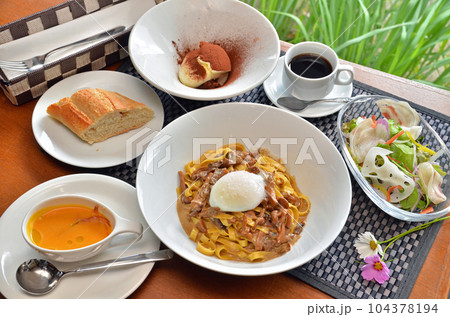 イタリアンレストランのパスタランチ 104378194
