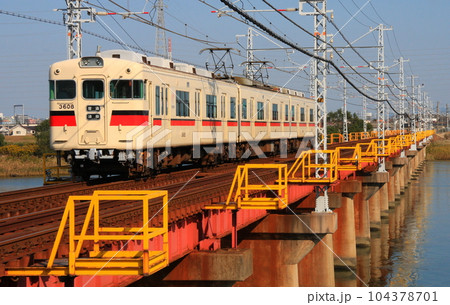 加古川橋梁を渡る、山陽電鉄の3000系電車 104378701