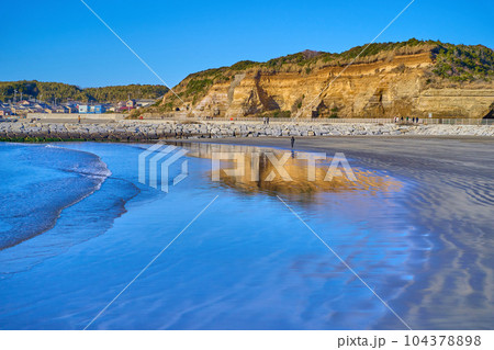 千葉県銚子市の銚子マリーナ海水浴場から屏風ヶ浦の波食窪を見る 104378898
